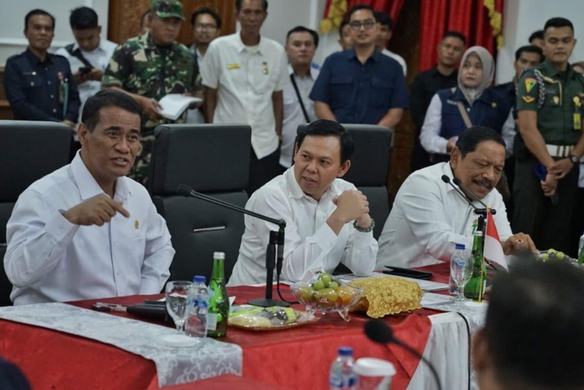 Mentan Amran Sulaiman Menteri Pertanian (Mentan) Amran Sulaiman didampingi Ketua DPD-RI, Sultan B Najamudin dan Wagub Bengkulu, Mian memberikan pengarahan dalam rakor ketahanan pangan di Balai Semarak Bengkulu, Rabu 17 September 2025.(Foto/Ist)