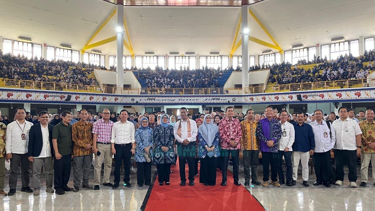 Mentan Kuliah Umum di Unib Mentan Amran Sulaiman foto bersama Ketua DPD-RI, Sultan B Najamudin, Rektor Unib, Retno Agustina Ekaputir dan para dosen usai memberikan kuliah umum dihadapan ribuan mahasiswa Universitas Benkulu, Rabu 17 September 2025.(Foto/Ist)