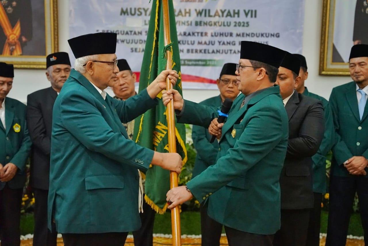 Meri Sasdi Ketua LDII Bengkulu Meri Sasdi (kanan) secara aklamasi kembali dipercaya memimpin LDII Provinsi Bengkulu masa bakti 2025-2030 dalam Muswil yang dilaksanakan di Balai Semarak, Bengkulu, Senin 15 September 2025.(Foto/Ist)