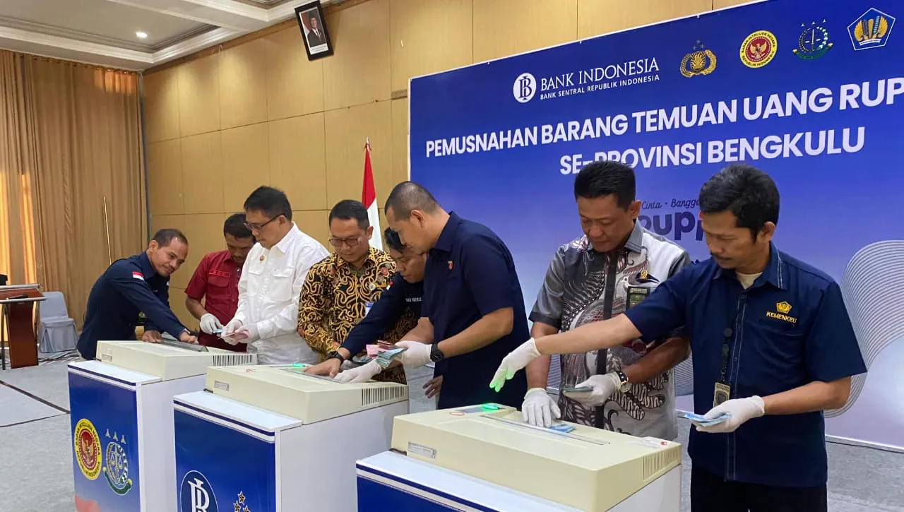 Musnahkan Uang Palsu Bank Indonesia Perwakilan Bengkulu bersama Polda Bengkulu mekukan pemusnahan uang palsu ribuan lembar hasil temuan perbankan daerah ini.(Foto/Ist)