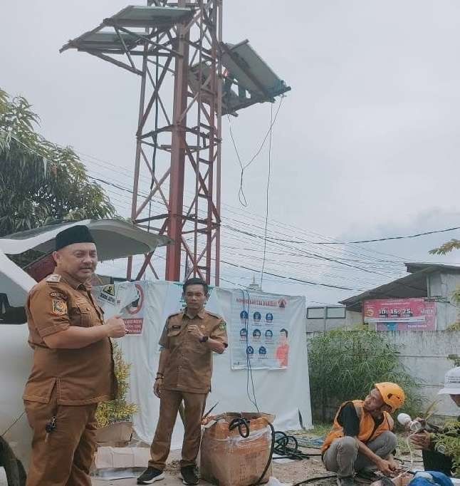 Pasang Sirine Stunami BPBD Kota Bengkulu memasang dua alat peringatan dini stunami di Kelurahan Berkas dan Beringin Raya, sebagai upaya antisipasi terjadi stunami di wilayah ini.(Foto/Ist)