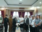 Pemprov Bengkulu Usulkan Dol Masuk HKI Gubernur Bengkulu, Helmi Hasan memberikan cindra mata kepada Sesmenko Kumham Impas, R Andika Prasetya saat menghadiri rapat di Kantor Gubernur Bengkulu, Senin 29 September 2025.(Foto/Ist)