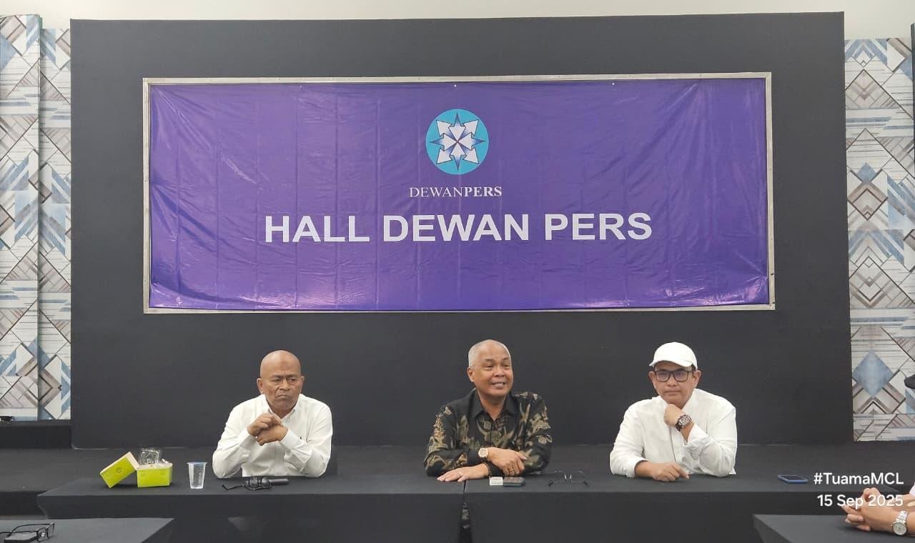 Ketua PWI Pusat, Ahmad Munir didampingi Ketua DKD, Atal S Depari dan Sekretaris Jenderal PWI, Zulman Sekadang mengumumkan sususan Pengurus PWI Pusat masa bakti 2025-2030 di hall Dewan Pers Jakarta, Senin 15 September 2025.(Foto/PWI)