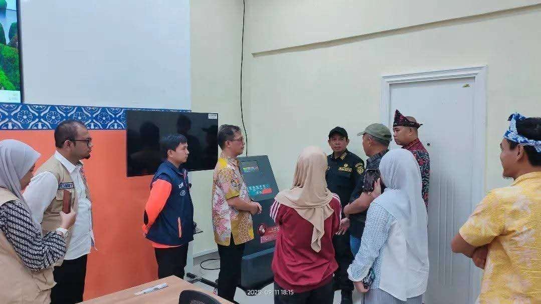 Perangkat Pantau Stunami Wali Kota Bengkulu, Dedy Wahyudi lakukan pemantauan alat peringatan dini stunami di Kantor Pusdalops BPBD Kota Bengkulu.(Foto/Ist)