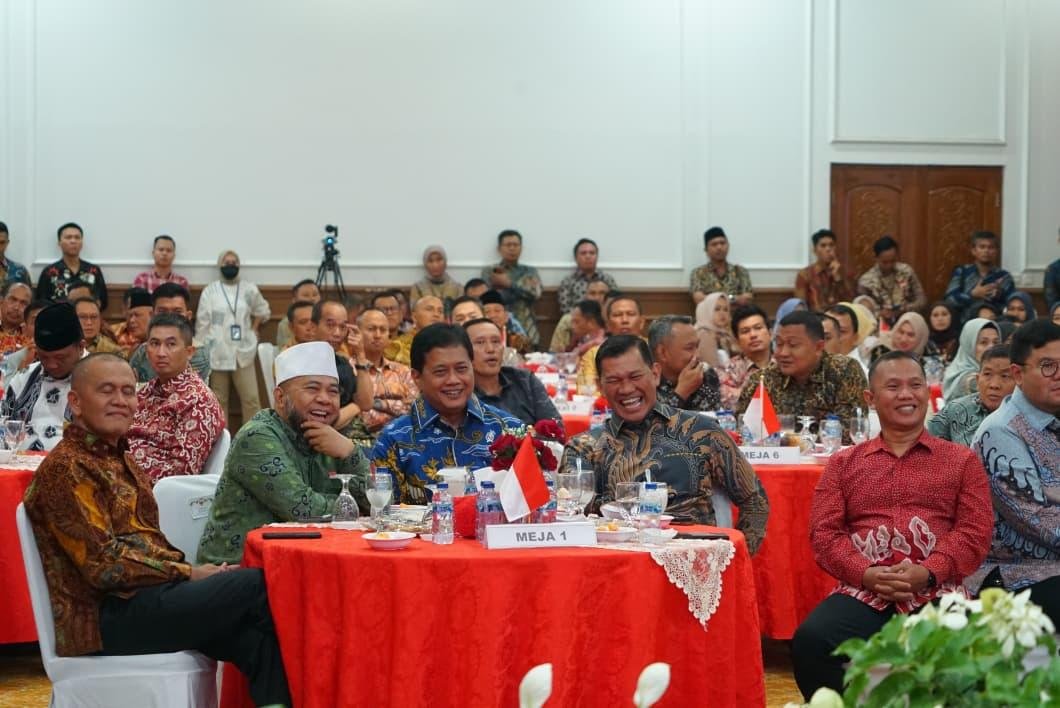 Pisah Saambut Danrem Bengkulu Gubernur Bengkulu, Helmi Hasan (peci putih) menghadiri acara pisah sambut Danrem 041 Gamas Bengkulu dari Brijen TNI Rachmat Zulkarnaen kepada Kol Inf Jatmiko Ariynto, di Balai Raya Semarak Bengkulu, Rabu malam.(Foto/Ist)