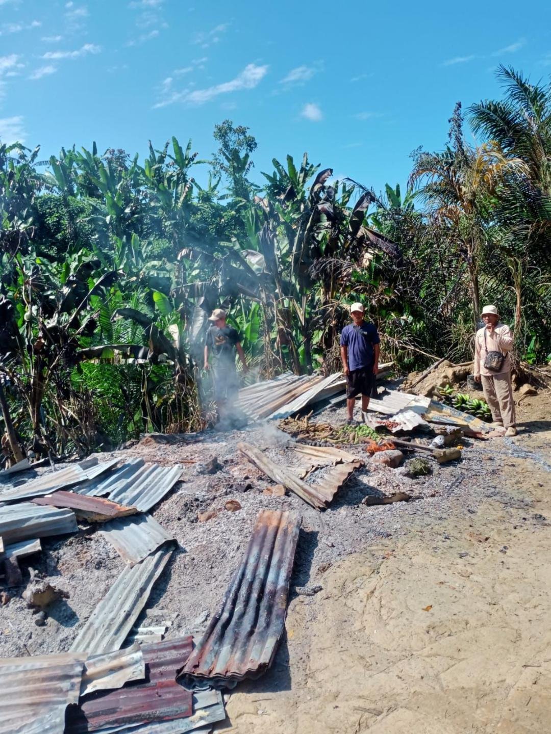 Pondok Petani di Bakar Puing bangunan pondok petani di Pino Raya, Bengkulu Selatan dibakar orang tidak dikenal sebagai dampak konflik Agraria antara masyarakat dan perusahaan perkebunan kelapa sawit yang ada di wilayah tersebut.(Foto/Walhi Bengkulu)