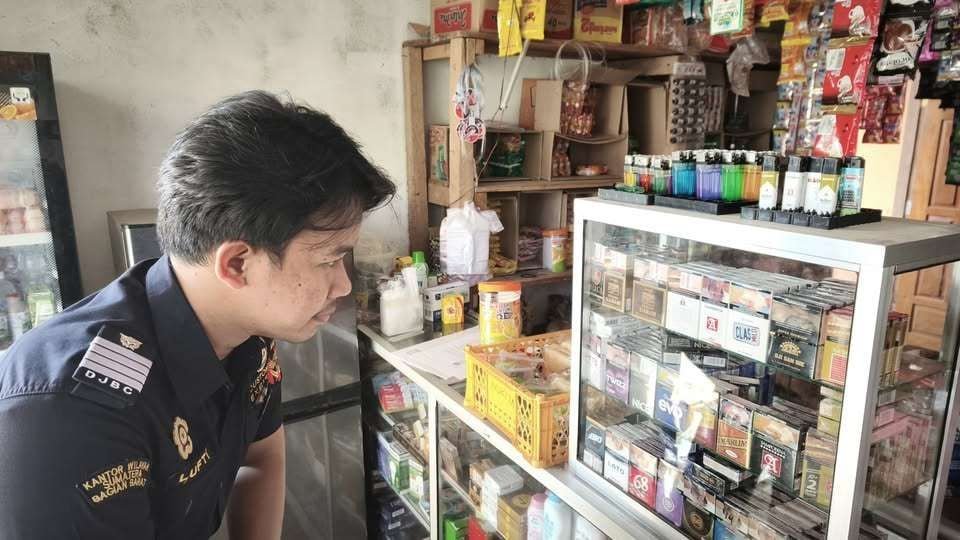 Razia Rokok Ilegal Petugas Bea dan Cukup melakukan penertiban peredaran rokok ilegal di wilayah ini.(Foto/Ist)