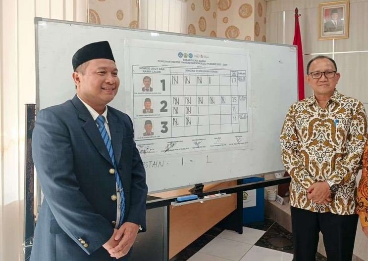 Rektor Unib terpilih Indra Cahyadinati (kiri) dan Ketua Senat Unib, Herawan Sauni pada acara Pilrek Jumat 19 September 2025 lalu.(Foto/Ist)