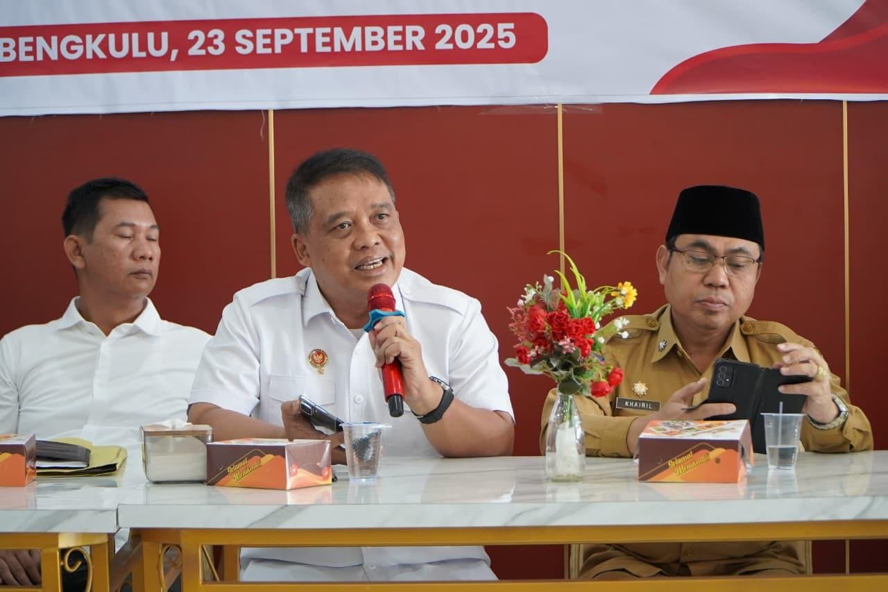 Asisten I Pemprov Bengkulu, Khairil (paling kanan) dan Kabindan Bengkulu, Reki Alfian menyampaikan pemaparan pada acara Rembuk Bengkulu untuk mewaspadai ancaman radikalisme dan terorisme untuk keutuhan NKRI, Selasa 23 September 2025.(Foto/Ist)