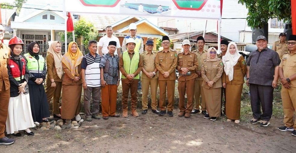 Renovasi Pasar Baru Koto II Wali Kota Bengkulu, Dedy Wahyudi foto bersama usai meletakan batu pertama renovasi atau perbaikan pasar Baru Koto II.(Foto/Ist)