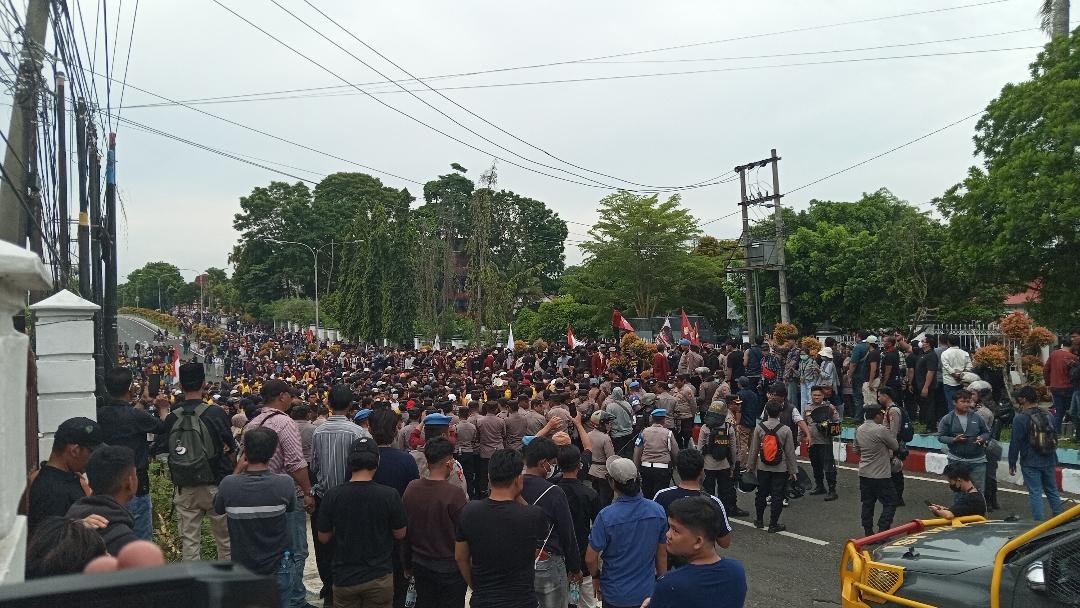 Ribuan Mahasiswa Demo DPRD Bengkulu Ribuan mahasiswa dari sejumlah perguruan tinggi di Bengkulu, Selasa (2/9/2025),kembali menggelar aksi demo di Gedung DPRD Bengkulu menuntut biaya pendidikan diturunkan dan transparansi penggunaan dana APBD provinsi. Aksi demo ini berakhir tertib dan damai.(Foto HB/Usmin)