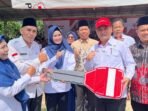 Serahkan Kunci Ambulan ke PMI Bengkulu Sekda Bengkulu, Herwan Antoni (kanan) menyerahkan kunci mobil ambulans kepada pengurus PMI Provinsi Bengkulu, Jumat 26 September 2025.(Foto/Ist)