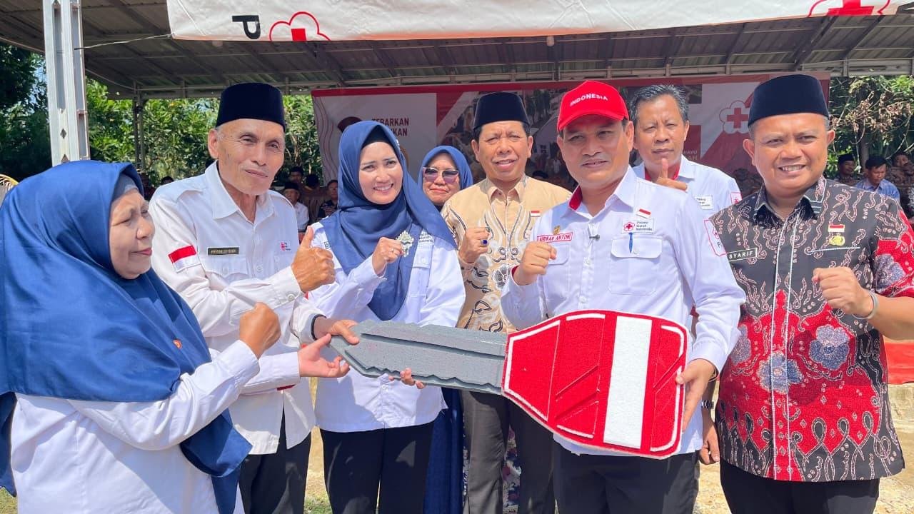 Sekda Bengkulu, Herwan Antoni (kanan) menyerahkan kunci mobil ambulans kepada pengurus PMI Provinsi Bengkulu, Jumat 26 September 2025.(Foto/Ist)