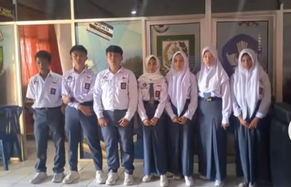 Sejumlah siswa limpahan dari SMAN 5 karena ke SMAN 9 Kota Bengkulu karena tak masuk Dapodik mengaku senang disekolah baru tersebut.(Foto/Ist)