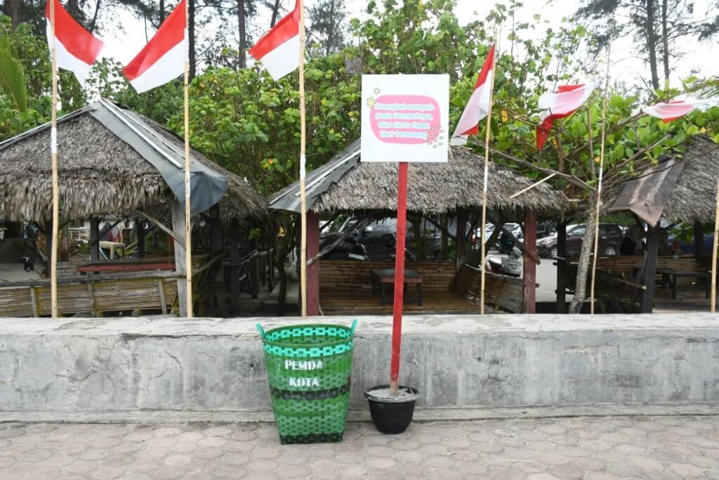Tong Sampah Disebar di Pantai Pnjang Salah satu dari ratusan tong sampah yang disebar Dinas Pariwisata Kota Bengkulu ditempat-tempat wisata yang ada di daerah ini.(Foto/Ist)