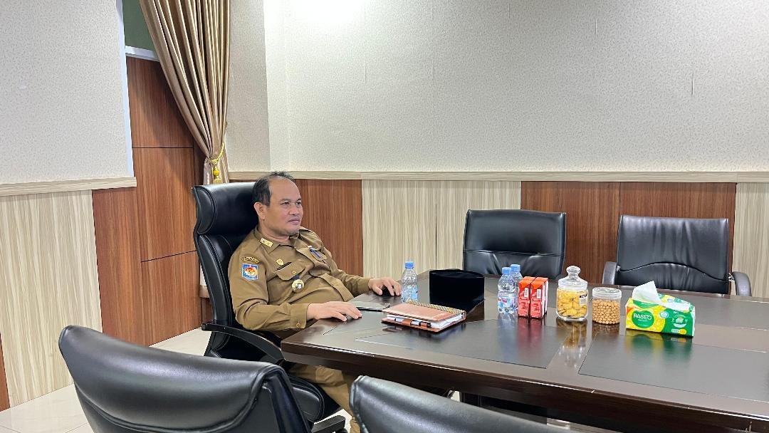 Zoom Meting Sekda Pj Sekdaprov Bengkulu, Herwan Antoni mengikuti zoom meating melalui daring terkait dukung terhadap stabilitas sosial politik pasca aksi demo besar-besaran akhir Agustus lalu.(Foto/Ist)