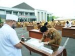 Penjabat Sekdaprov Bengkulu, Herwan Antoni bersama pimpinan OPD dilingkup pemprov setempat menandatangani surat pernyataan tidak pungli dan gratifikasi disaksikan Gubernur Helmi Hasan, usai melaksanakan apel pagi bersama di halaman belakang Kantor Gubernur Bengkulu, Senin 6 Oktober 2025.(Foto/Ist)