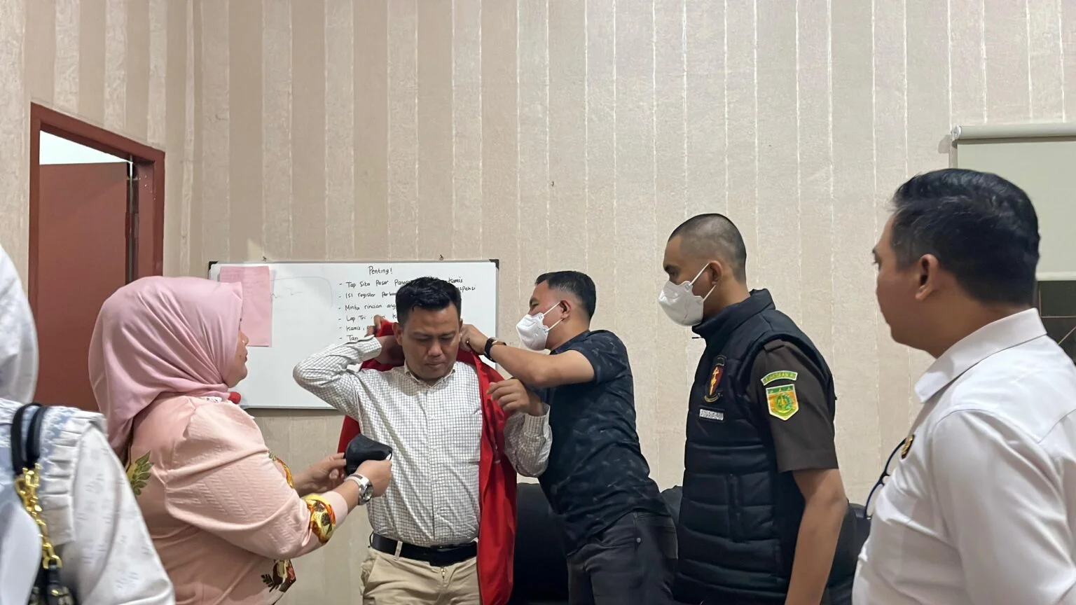 Oknum anggota DPRD Kota Bengkulu, Parizan Harmedi ditahan penyidik Kejati Bengkulu terkait kasus jual beli kios Pasar Panorama, Kota Bengkulu.(Foto/Ist)