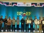 BRIEF Bengkulu Gubernur Bengkulu, Helmi Hasan, Deputi Bank Indonesia, Filianingsi Hendarta dan Kepala Perwakilan Bank Indoensia Provinsi Bengkulu, Wahyu Yuwana Hidayat dan para pengusaha UMKM usai melakukan penandatangan kontrak pembelian produk dari sejumlah konsumen di luar negeri.(Foto/Ist)