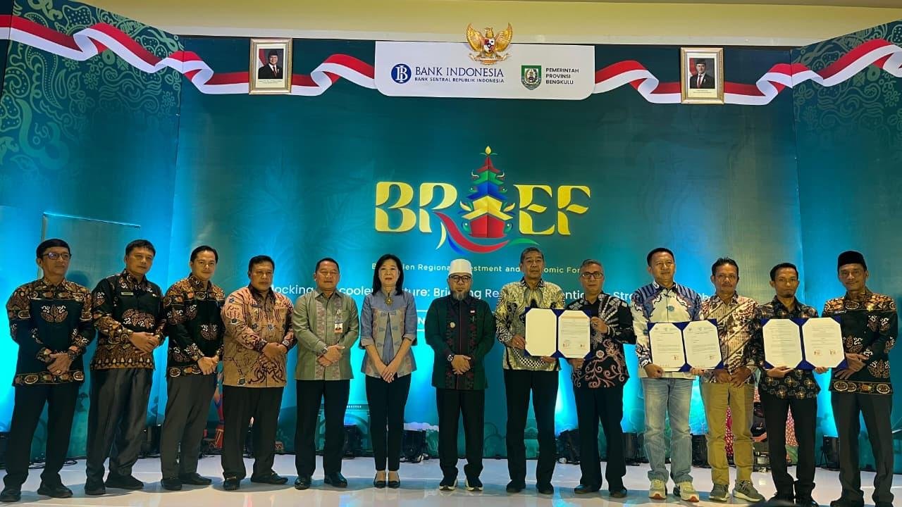 BRIEF Bengkulu Gubernur Bengkulu, Helmi Hasan, Deputi Bank Indonesia, Filianingsi Hendarta dan Kepala Perwakilan Bank Indoensia Provinsi Bengkulu, Wahyu Yuwana Hidayat dan para pengusaha UMKM usai melakukan penandatangan kontrak pembelian produk dari sejumlah konsumen di luar negeri.(Foto/Ist)
