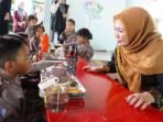 BUnda PAUD Kota Bengkulu Bunda PAUD Kota Bengkulu, Ny Dian Fitriani Wahyudi memantau pelaksanakan program BMG di sejumlah PAUD dan SD di wilayah ini guna memastikan program nasional ini berjalan baik.(Foto/Ist)