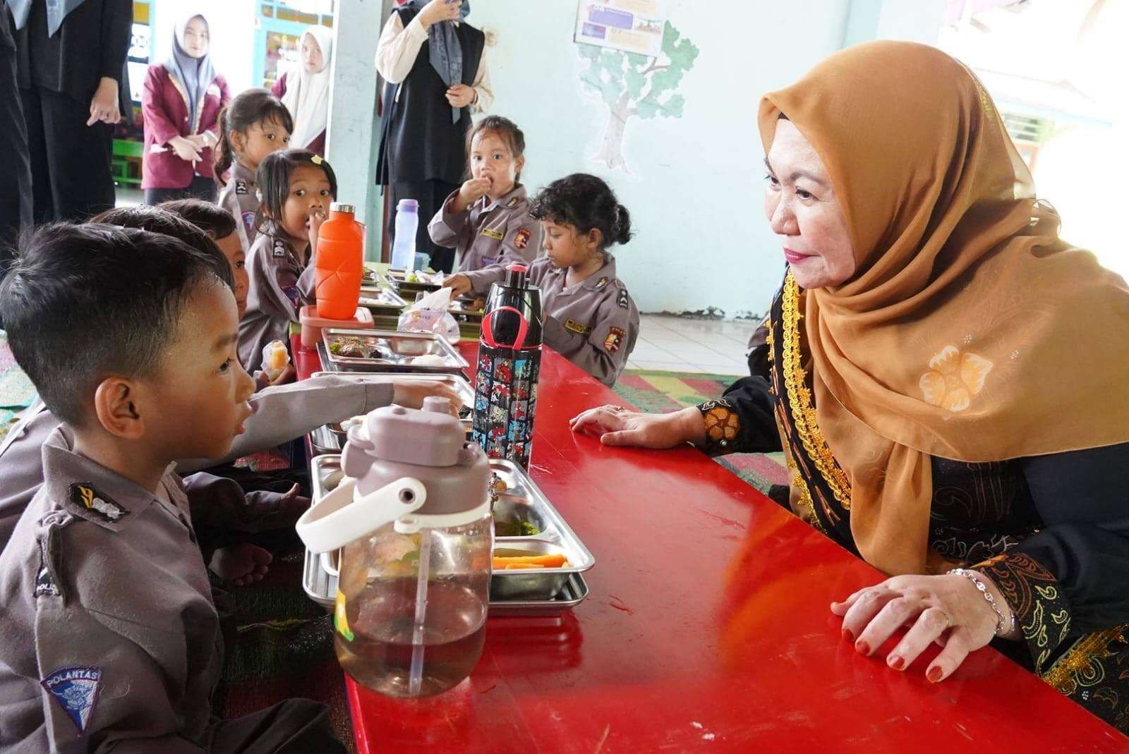 BUnda PAUD Kota Bengkulu Bunda PAUD Kota Bengkulu, Ny Dian Fitriani Wahyudi memantau pelaksanakan program BMG di sejumlah PAUD dan SD di wilayah ini guna memastikan program nasional ini berjalan baik.(Foto/Ist)