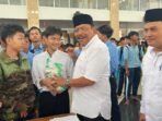 Beras Murah Untuk Pelajar SMA Wagub Bengkulu, Mian disampingi Sekdaprov Herwan Antoni meluncurkan program beras murah untuk pelajar SMA/SMK di Kota Bengkulu, di Masjid Raya Baitul Izzah, Kota Bengkulu, 3 Oktober 2025.(Foto/Ist)