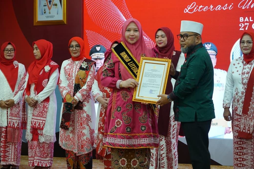 Bunda Literasi se- Bengkulu Gubernur Bengkulu, Helmi Hasan melantik Bunda Literasi Provinsi dan 10 kabupaten dan kota di wilyah ini, bertempat di Balai Raya Semarak Bengkulu.(Foto/Ist)