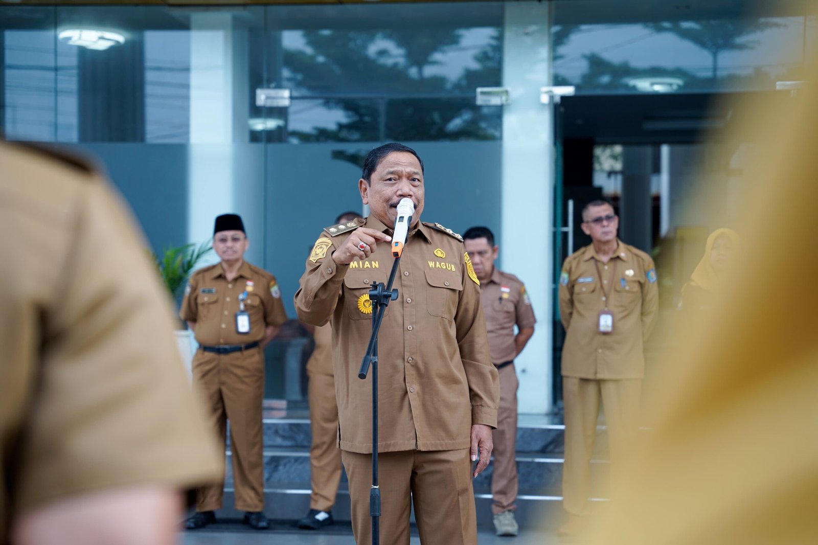 IMG-20251013-WA0049 Wagub Bengkulu, Mian saat memberikan pengarahan pada apel pagi di halaman belakang Kantor Gubernur Bengkulu, Senin 13 Oktober 2025.(Foto/Ist)