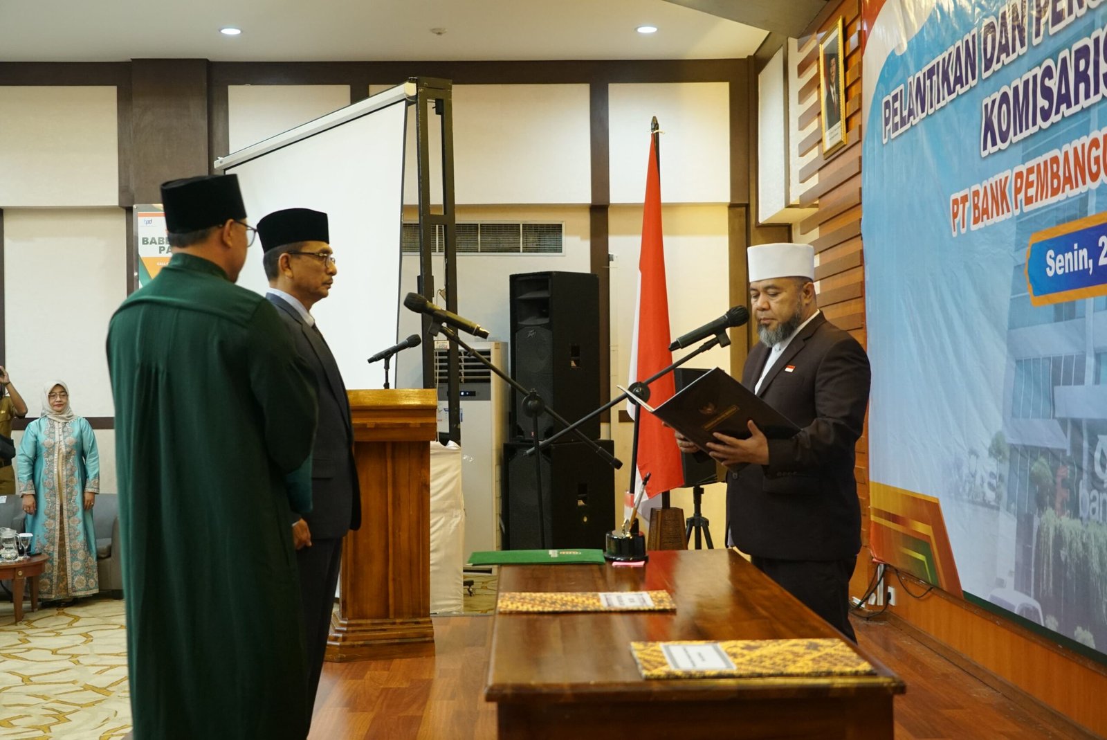 Komisaris Bank Bengkulu Gubernur Bengkulu, Helmi Hasan melantik Riduan sebagai Komisaris Independen Bank Bengkulu, di Bengkulu, Senin 20 Oktober 2025.(Foto/Ist)