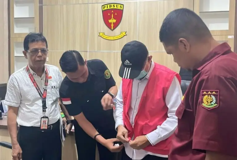 Kadis Perindag Kota Bengkulu Ditahan Kepala Disperindag Kota Bengkulu, BH mengenakan baju rompi ping usai ditetapkan sebagai tersangka oleh penyidik Kejari dalam kasus dugaan korupsi Pasar Panorama, Kota Bengkulu.(Foto/Ist)