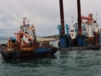 Kapal Sedot Pasir Kapal keruk yang melakukan pengerukan alur Pelabuhan Pulau Baai, Bengkulu.(Foto/Dok)