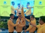Ketua DPD Golkar Provinsi Bengkulu Hassil Musda Ketua DPD I Partai Golkar Provinsi Bengkulu hasil Musda XI tahun 2025, Syamsurachman menerima bendera Partai Golkar dari Pengurus DPP setelah resmi terpilih dalam musda, Minggu 5 Oktober 2025.(Foto/Ist)