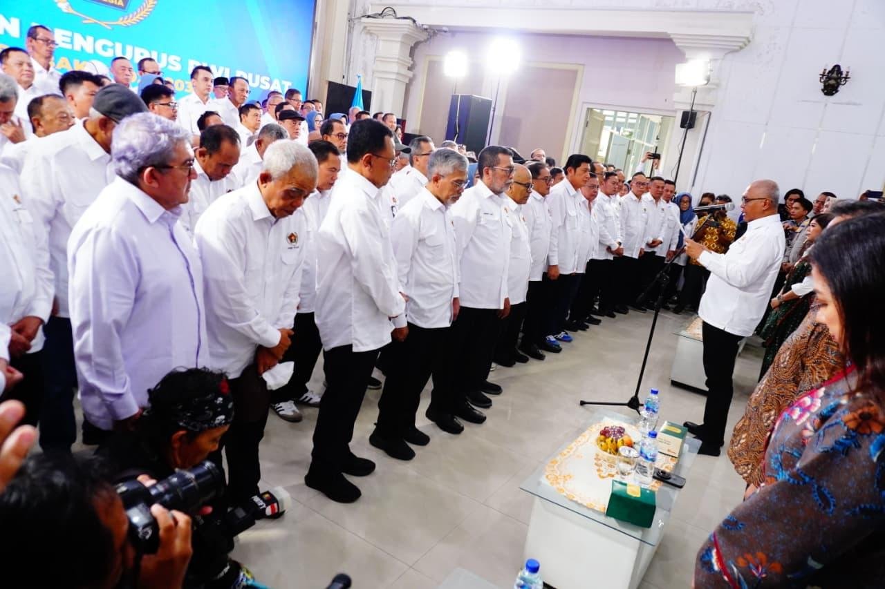 Ketua PWI Pusat, Akhmad Munir membacakan susunan pengurus PWI masa bakti 2025-2030 sebelum dilakukan pengukuhan di Monumen Pers Solo, Jateng.(Foto/Humas PWI)