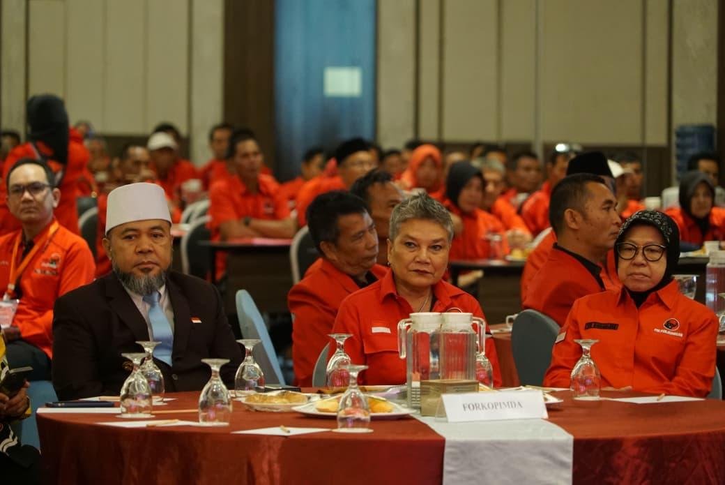 Konferda PDIP Bengkulu Gubernur Bengkulu, Helmi Hasan (kiri) didampingi Pengurus DPP PDI-P, Ribka Tjibtaning dan Tri Rismaharini (kanan) saat menghadiri Konferda PDI-P Provinsi Bengkulu, Senin 20 Oktober 2025.(Foto/Ist)