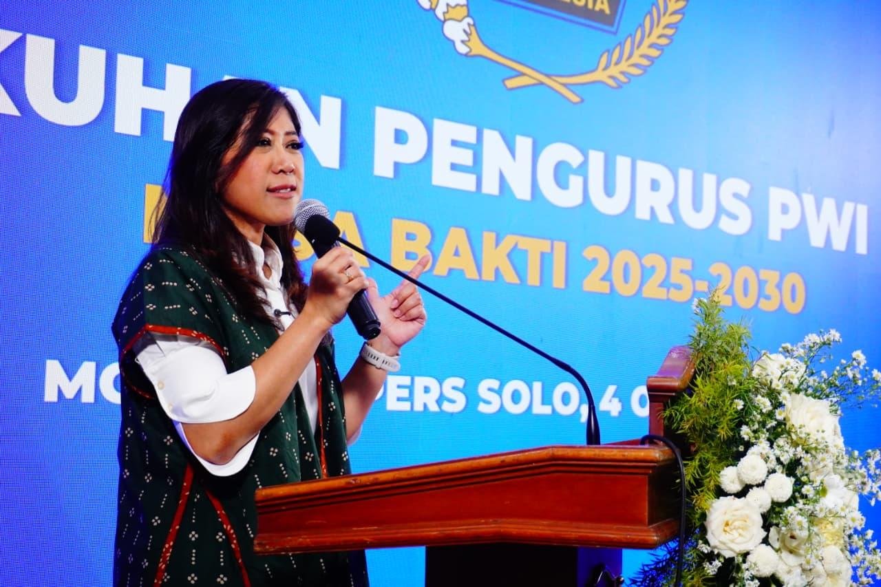 Menteri Komdigi, Meutya Hafid memberikan sambutan pada acara pengukuhan Pengurus PWI masa bakti 2025-2030, di Monumen Pers Solo, Jateng, Sabtu 4 Oktober 2025.(Foto/Humas PWI)