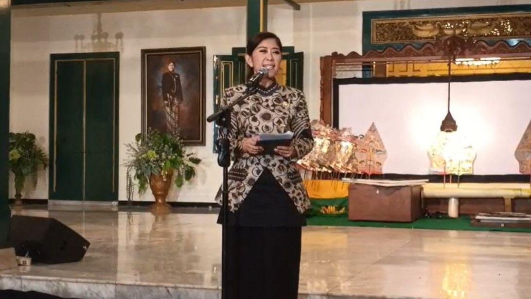Menteri Komunikasi dan Digital Republik Indonesia (Menkomdigi RI), Meutya Hafid, saat menghadiri pertunjukan budaya di Pura Mangkunegaran Solo Jawa Tengah, Sabtu 4 Oktober 2025.(Foto/ Ist)