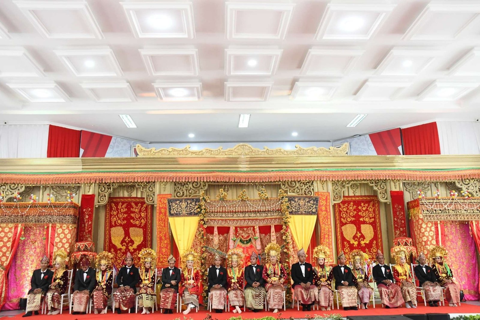 Nikah Massal Sebanyak 10 pasang pengantin nikah massal di Balai Kota Merah Putih, Kota Bengkulu secara gratis karena seluruh fasilitas disiapkan Pemkot Bengkulu.(Foto/Ist)