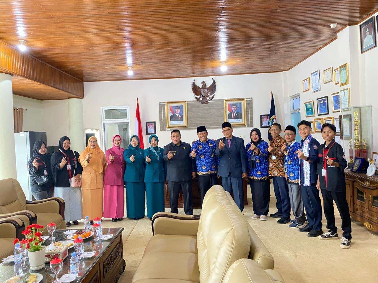 Penyuluh KB Tekan Stunting Bupati Mukomuko, Hoirul Huda dan Kepala BKKBN Bengkulu, Zamhari foto bersama usai melakukan pertemuan dengan penyuluhan KB dalam rangka menekan kasus stunting di daerah ini.(Foto/Ist)