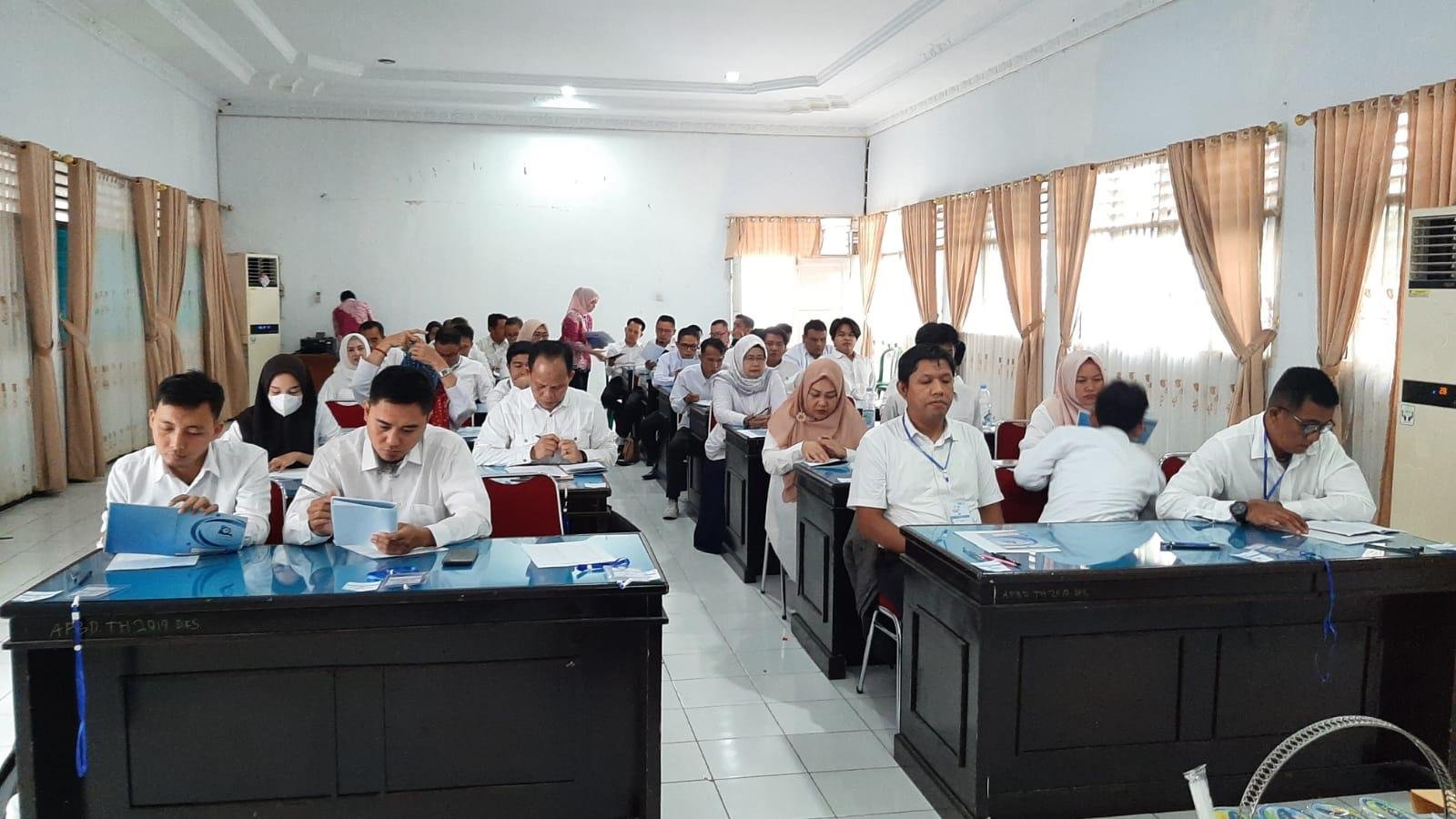 Peserta Calon KIPD Bengkulu Puluhan peserta seleksi calon anggota Komisi Penyiaran Indonesia Daerah (KPID) Provinsi Bengkulu masa bakti 2025-2028 tengah mengikuti tahapan psikotes di Kantor Diskomimfotik Bengkulu, Rabu 9 Oktober 2025.(Foto/Ist)