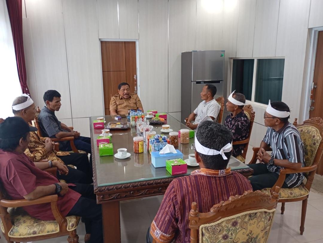 Pubaki dan suku Enggano Pabuki dan enam kelapa suku Enggano menemui Wakil Gubernur Bengkulu, Mian terkait dengan penolakan masyarakat terhadap penanaman kelapa sawit di pulau tersebut.(Foto/Ist)