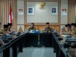 Wagub Bengkulu,Mian didampingi Sekda Herwan Antoni memimpin Rapat TEPRA evaluasi penyerapan anggaran tahun 2025, di seluruh OPD lingkup Pemprov Bengkulu, di Kantor Gubernur Bengkulu, Senin 13 Oktober 2025.(Foto/Ist)