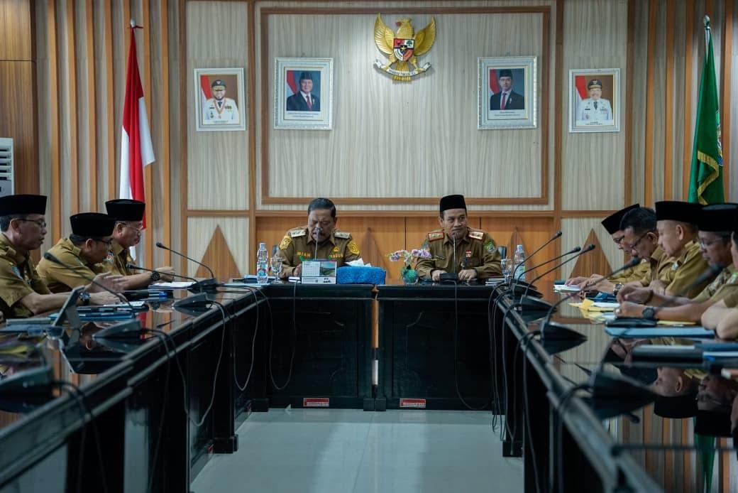 Wagub Bengkulu,Mian didampingi Sekda Herwan Antoni memimpin Rapat TEPRA evaluasi penyerapan anggaran tahun 2025, di seluruh OPD lingkup Pemprov Bengkulu, di Kantor Gubernur Bengkulu, Senin 13 Oktober 2025.(Foto/Ist)