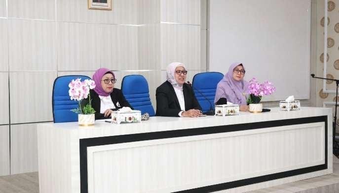 Rektor Universitas Bengkulu, Retno Agustina Ekawati didampingi Warek II (kiri) dan Warek I (kanan) saat memberikan keterangan pers menjelang berakhirnya masa jabatanya pada 6 Oktober 2025 lusa.(Foto HB/Ist)