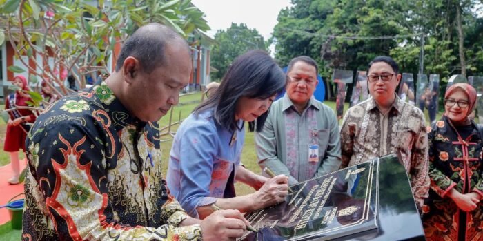 Resmikan Taman QRIS Deputi Bank Indonesia,Filianingsih Hendarta dan Rektor Universitas Bengkulu (Unib) menandatangani prasasti peresmian Taman QRIS di kampus Unib.(Foto/Humas BI Bengkulu)