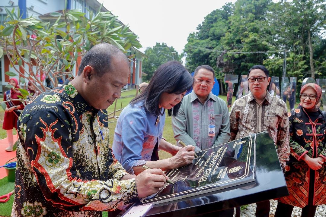 Resmikan Taman QRIS Deputi Bank Indonesia,Filianingsih Hendarta dan Rektor Universitas Bengkulu (Unib) menandatangani prasasti peresmian Taman QRIS di kampus Unib.(Foto/Humas BI Bengkulu)