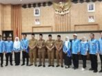 Sekda Foto Kontingrn Kreativesia Bengkulu Sekda Herwan Antoni dan pejabat Pemprov Bengkulu foto bersama usia melepas keberangkatan Kontengen Kreativesia Provinsi Bengkulu untuk berlaga di Palembang, Sumsel, Senin 13 Oktober 2025.(Foto-foto HB/Usmin)