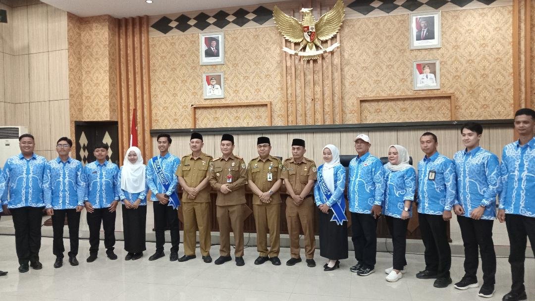Sekda Foto Kontingrn Kreativesia Bengkulu Sekda Herwan Antoni dan pejabat Pemprov Bengkulu foto bersama usia melepas keberangkatan Kontengen Kreativesia Provinsi Bengkulu untuk berlaga di Palembang, Sumsel, Senin 13 Oktober 2025.(Foto-foto HB/Usmin)