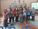 Serahkan Mesin Cocol Ketua LPPM Universitas Bengkulu, Prof Ridwan (empat dari kiri) menyerahkan bantuan mesin produksi cocofiber dan cocofeat menggunakan bahan baku sampah dari sabut kelapa ke kelompok UMKM Desa Sri Kuncoro, Kecamatan Pondok Kelapa, Bengkulu Tengah, Kamis 2 Oktober 2025.(Foto-foto HB/Usmin)