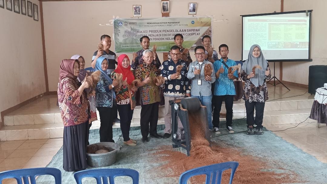 Serahkan Mesin Cocol Ketua LPPM Universitas Bengkulu, Prof Ridwan (empat dari kiri) menyerahkan bantuan mesin produksi cocofiber dan cocofeat menggunakan bahan baku sampah dari sabut kelapa ke kelompok UMKM Desa Sri Kuncoro, Kecamatan Pondok Kelapa, Bengkulu Tengah, Kamis 2 Oktober 2025.(Foto-foto HB/Usmin)